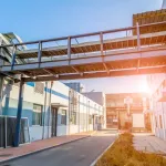 Instalacje sanitarne w obiektach przemysłowych – co je wyróżnia?
