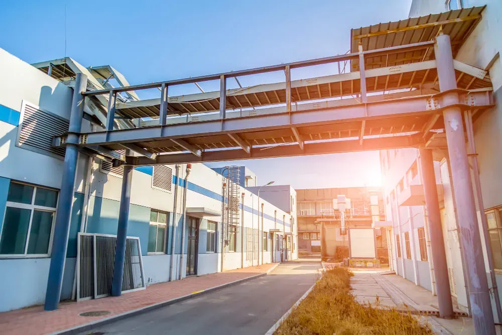 Instalacje sanitarne w obiektach przemysłowych – co je wyróżnia?